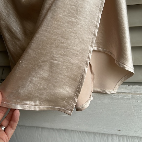 White satin petal and pup dress - Picture 6 of 9